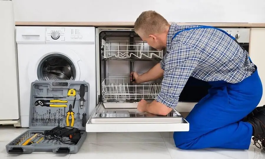 Kınık Hoover servisi teknisyen ekibi beyaz eşya tamiri yaparken